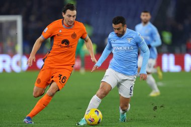 Roma, İtalya 17.12.2023: İtalyan Serie A TIM 2023-2024 futbol karşılaşması sırasında Lazio ile Roma 'daki Olimpiyat Stadyumu' nda oynanan SS Lazio FC Internazionale maçında Federico Dimarco ve Pedro ile top için mücadele etti..