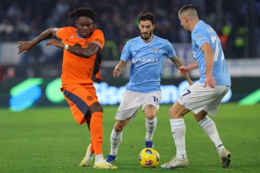 Roma, İtalya 17.12.2023: Bisseck of Inter, Luis Alberto İtalyan Serie A TIM 2023-2024 futbol karşılaşması sırasında Roma Olimpiyat Stadyumu 'nda SS Lazio' ya karşı FC Internazionale.