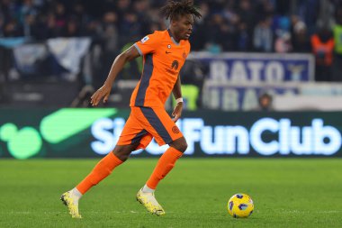 Roma, İtalya 17.12.2023: İtalya Serisi A TIM 2023-2024 futbol karşılaşması sırasında Bisseck of Inter Roma Olimpiyat Stadyumu 'nda SS Lazio FC Internazionale' ye karşı.