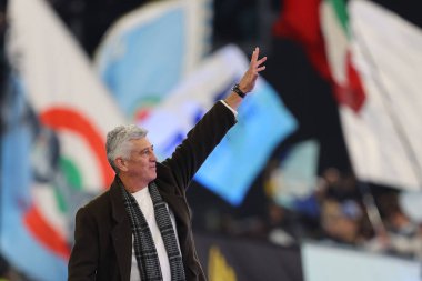 Roma, İtalya 17.12.2023: Amarildo İtalya Serie A TIM 2023-2024 futbol karşılaşmasından önce taraftarları selamlıyor..