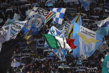 Roma, İtalya 17.12.2023: İtalyan Serie A TIM 2023-2024 futbol karşılaşması sırasında Lazio taraftarları Roma 'daki Olimpiyat Stadyumu' nda SS Lazio FC Internazionale 'ye karşı..