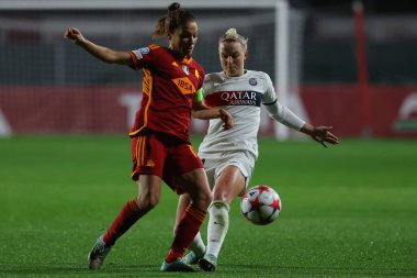 Roma, İtalya 20.12.2023: Manuela Giugliano (Roma), UEFA KADIN CHAMPIONS Ligi 2023-2024 futbol karşılaşması sırasında PSG 'nin Groenen' i Roma 'daki tre fontane stadyumunda AS ROMA-Paris Saint-Germain karşılaşması.