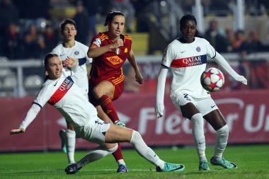 Roma, İtalya 20.12.2023: PSG avı, Evelyne Viens (Roma), PSG 'li Samoura UEFA WOMEn CHAMPIONS Ligi 2023-2024 futbol karşılaşması sırasında Roma' daki tre fontane stadyumunda AS ROMA - Paris Saint-Germain karşılaşması.