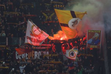 Roma, İtalya 23,12,2023: Roma 'daki Olimpiyat Stadyumu' nda AS Roman Napoli 'ye karşı oynanan İtalya Serie A TIM 2023-2024 Şampiyonası futbol karşılaşmasında Roman taraftarlar kürsüde bayrak sallıyor.