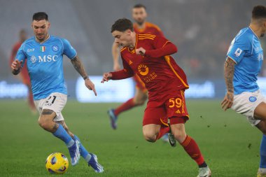 Roma, İtalya 23.12.2023: Napoli 'den Matteo Politano ve Roma' dan Nicola Zelewski, İtalya Serisi A TIM 2023-2024 Şampiyonası futbol karşılaşması sırasında Roma 'daki Olimpiyat Stadyumu' nda AS Roman Napoli 'ye karşı..