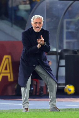 Roma, İtalya 23.12.2023: Jose Mourinho Roma teknik direktörü İtalya Serie A TIM 2023-2024 Şampiyonası 'nda AS Romanlar Napoli' ye karşı Roma Olimpiyat Stadyumu 'nda oynanan karşılaşma sırasında görev başında.