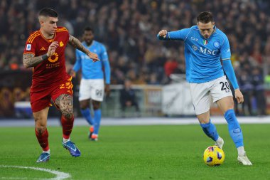 Roma, İtalya 23.12.2023: Roma 'dan Gianluca Mancini, Napoli' den Piotr Zielinski Roma 'daki Olimpiyat Stadyumu' nda AS Roman Napoli 'ye karşı oynanan İtalya Serisi A TIM 2023-2024 Şampiyonası futbol karşılaşmasında eylem halindeler.