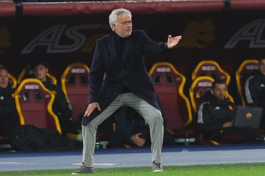 Roma, İtalya 23.12.2023: Jose Mourinho Roma teknik direktörü İtalya Serie A TIM 2023-2024 Şampiyonası 'nda AS Romanlar Napoli' ye karşı Roma Olimpiyat Stadyumu 'nda oynanan karşılaşma sırasında görev başında.
