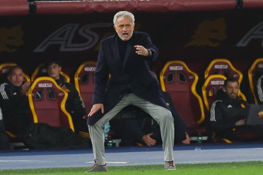 Roma, İtalya 23.12.2023: Jose Mourinho Roma teknik direktörü İtalya Serie A TIM 2023-2024 Şampiyonası 'nda AS Romanlar Napoli' ye karşı Roma Olimpiyat Stadyumu 'nda oynanan karşılaşma sırasında görev başında.