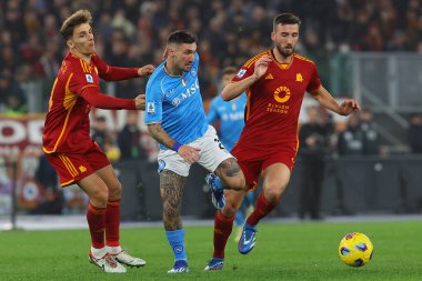 Roma, İtalya 23.12.2023: Roma 'dan Diego Llorente, Napoli' den Matteo Politano, Roma 'dan Bryan Cristante, Roma' dan AS Roman Napoli 'ye karşı Roma Olimpiyat Stadyumu' nda oynanan İtalya Serie A TIM 2023-2024 Şampiyonası futbol karşılaşmasında eylem halindeler..