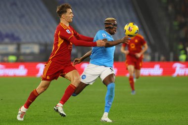 Roma, İtalya 23.12.2023: Romanlardan Diego Llorente, Napoli 'den Victor Osimhen, İtalya Serisi A TIM 2023-2024 Şampiyonası' nda Roma 'daki Olimpiyat Stadyumu' nda AS Roman Napoli 'ye karşı oynadığı maç sırasında görevde..