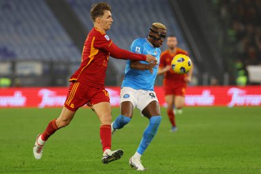 Roma, İtalya 23.12.2023: Romanlardan Diego Llorente, Napoli 'den Victor Osimhen, İtalya Serisi A TIM 2023-2024 Şampiyonası' nda Roma 'daki Olimpiyat Stadyumu' nda AS Roman Napoli 'ye karşı oynadığı maç sırasında görevde..