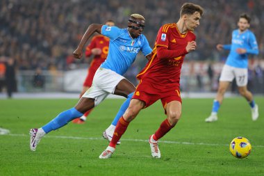 Roma, İtalya 23.12.2023: Napoli 'den VIP Osimhen, Roma' dan Diego Llorente İtalya Serisi A TIM 2023-2024 Şampiyonası 'nda Roma' daki Olimpiyat Stadyumu 'nda AS Roman Napoli' ye karşı AS Romanlar arasında oynanan futbol karşılaşması sırasında görev başında.