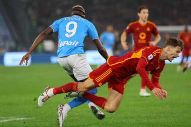 Roma, İtalya 23.12.2023: Napoli 'den VIP Osimhen, Roma' dan Diego Llorente İtalya Serisi A TIM 2023-2024 Şampiyonası 'nda Roma' daki Olimpiyat Stadyumu 'nda AS Roman Napoli' ye karşı AS Romanlar arasında oynanan futbol karşılaşması sırasında görev başında.