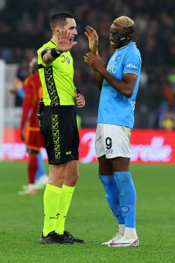 Roma, İtalya 23.12.2023: Napoli 'li VIctor Osimhen İtalyan Serie A TIM 2023-2024 Şampiyonası futbol karşılaşması sırasında hakem Colombo ile Roma' daki Olimpiyat Stadyumu 'nda AS Roman Napoli' ye karşı..