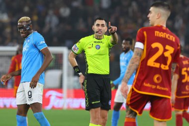 Roma, İtalya 23.12.2023: İtalyan Serie A TIM 2023-2024 Şampiyonası 'nda Roma' daki Olimpiyat Stadyumu 'nda AS Romanlar ve Napoli arasında oynanan maçta hakem Colombo görev başında.