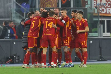 Roma, İtalya 23.12.2023: Romanyalı Lorenzo Pellegrini golü attı ve İtalya Serie A TIM 2023-2024 Şampiyonası 'nda AS Romanlar Napoli' ye karşı Roma Olimpiyat Stadyumu 'nda oynanan karşılaşmada takımla birlikte kutladı..