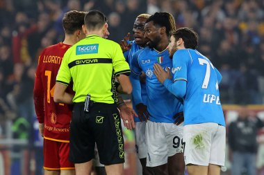 Roma, İtalya 23.12.2023: İtalyan Serisi A TIM 2023-2024 Şampiyonluk maçında Roma 'daki Olimpiyat Stadyumu' nda AS Romanlar ve Napoli arasında oynanan Roma - Napoli maçı sırasında VIP Osimhen için kırmızı kart.