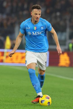 Roma, İtalya 23.12.2023: Napoli 'den Amir Rrahmani İtalya Serisi A TIM 2023-2024 Şampiyonası' nda Roma 'daki Olimpiyat Stadyumu' nda AS Romanlar ve Napoli arasında oynanan karşılaşma sırasında görev başında.