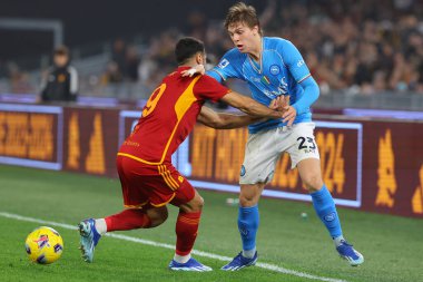 Roma, İtalya 23.12.2023: Roma 'dan Zeki Çelik ve Napoli' den Alessio Zerbin, Roma 'daki Olimpiyat Stadyumu' nda AS Roman Napoli 'ye karşı oynanan İtalya Serie A TIM 2023-2024 Şampiyonası futbol karşılaşmasında eylem halindeler.