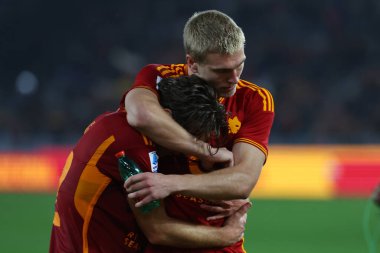 Roma, İtalya 23.12.2023: Romanlardan Edoardo Bove ve Romanlardan Rasmus Kristensen, Roma 'daki Olimpiyat Stadyumu' nda AS Roman Napoli 'ye karşı oynanan İtalya Serisi A TIM 2023-2024 Şampiyonası futbol karşılaşmasının zaferini kutladı..