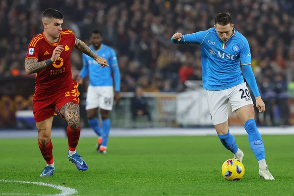Roma, İtalya 23.12.2023: Roma 'dan Gianluca Mancini, Napoli' den Piotr Zielinski Roma 'daki Olimpiyat Stadyumu' nda AS Roman Napoli 'ye karşı oynanan İtalya Serisi A TIM 2023-2024 Şampiyonası futbol karşılaşmasında eylem halindeler.