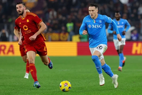 Roma, İtalya 23.12.2023: Napoli 'den Piotr Zielinski İtalya Serisi A TIM 2023-2024 Şampiyonluk maçı sırasında Roma' daki Olimpiyat Stadyumu 'nda AS Roman Napoli' ye karşı.