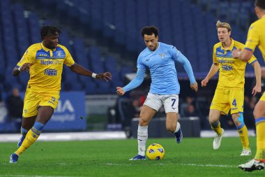 Roma, İtalya 29.12.2023: Frosinonlu Okoli, Lazio 'lu Felipe Anderson İtalyan Serie A TIM 2023-2024 futbol karşılaşması sırasında Roma' daki Olimpiyat Stadyumu 'nda SS Lazio' ya karşı Frosinone.