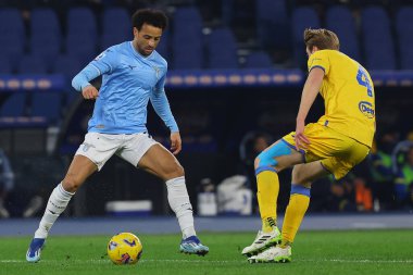 Roma, İtalya 29.12.2023: Lazio 'dan Felipe Anderson, Frosinone' den Marco Brescianini İtalyan Serisi A TIM 2023-2024 futbol karşılaşması sırasında Roma 'daki Olimpiyat Stadyumu' nda SS Lazio 'ya karşı Frosinone.