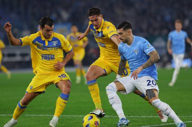 Roma, İtalya 29.12.2023: Frosinone 'den Luca Garritano, Lazio' dan Mattia Zaccagni, Frosinone 'den Ilario Monterisi İtalyan Serie A TIM 2023-2024 futbol karşılaşması sırasında Roma' daki Olimpiyat Stadyumu 'nda SS Lazio' ya karşı Frosinone.