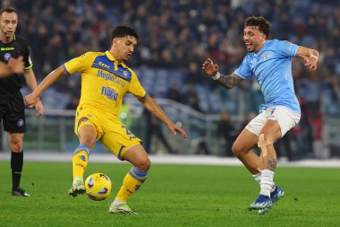 Roma, İtalya 29.12.2023: Frosinone 'den Abdou Harroui, Lazio' dan Luca Pellegrini İtalyan Serie A TIM 2023-2024 futbol karşılaşması sırasında Roma 'daki Olimpiyat Stadyumu' nda SS Lazio 'ya karşı Frosinone.