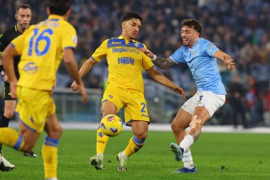 Roma, İtalya 29.12.2023: Frosinone 'den Abdou Harroui, Lazio' dan Luca Pellegrini İtalyan Serie A TIM 2023-2024 futbol karşılaşması sırasında Roma 'daki Olimpiyat Stadyumu' nda SS Lazio 'ya karşı Frosinone.