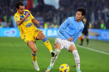Roma, İtalya 29.12.2023: Frosinone 'den Luca Garritano, Lazio' dan Daichi Kamada İtalya Serisi A TIM 2023-2024 futbol karşılaşması sırasında Roma Olimpiyat Stadyumu 'nda SS Lazio' ya karşı Frosinone.