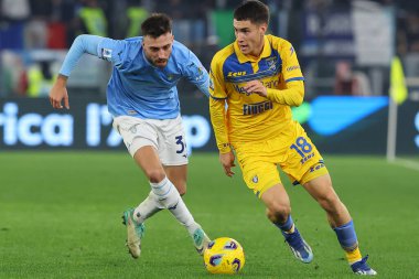 Roma, İtalya 29.12.2023: Lazio 'lu Maria Gila, Frosinone' lu Mattia Soule İtalyan Serie A TIM 2023-2024 futbol karşılaşması sırasında Roma Olimpiyat Stadyumu 'nda SS Lazio' ya karşı Frosinone.