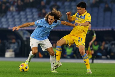 Roma, İtalya 29.12.2023: Lazio 'dan Matteo Guendouzi, Frosinone' den Abdou Harroui İtalyan Serie A TIM 2023-2024 futbol karşılaşması sırasında Roma 'daki Olimpiyat Stadyumu' nda SS Lazio 'ya karşı Frosinone.