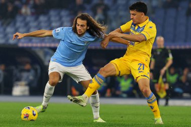 Roma, İtalya 29.12.2023: Lazio 'dan Matteo Guendouzi, Frosinone' den Abdou Harroui İtalyan Serie A TIM 2023-2024 futbol karşılaşması sırasında Roma 'daki Olimpiyat Stadyumu' nda SS Lazio 'ya karşı Frosinone.