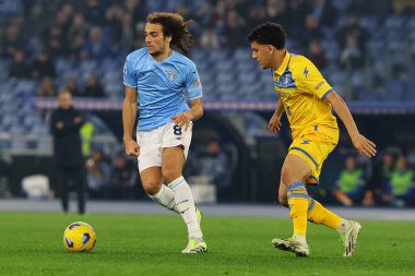 Roma, İtalya 29.12.2023: Lazio 'dan Matteo Guendouzi, Frosinone' den Abdou Harroui İtalyan Serie A TIM 2023-2024 futbol karşılaşması sırasında Roma 'daki Olimpiyat Stadyumu' nda SS Lazio 'ya karşı Frosinone.