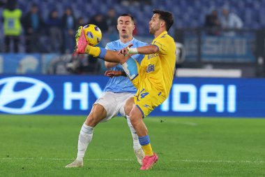 Roma, İtalya 29.12.2023: Lazio 'dan Adam Marusiç, Frosinone' den Francesco Gelli İtalyan Serisi A TIM 2023-2024 futbol karşılaşması sırasında Roma 'daki Olimpiyat Stadyumu' nda SS Lazio Frosinone 'ye karşı..