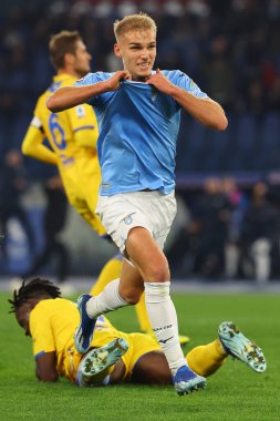 Roma, İtalya 29.12.2023: Lazio 'dan Gustav Isaksen golü 2-1 attı ve İtalya Serisi A TIM 2023-2024 futbol karşılaşmasında SS Lazio ile Roma Olimpiyat Stadyumu' nda oynanan Frosinone maçında takımla birlikte kutladı..