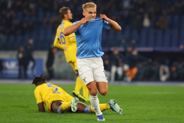 Roma, İtalya 29.12.2023: Lazio 'dan Gustav Isaksen golü 2-1 attı ve İtalya Serisi A TIM 2023-2024 futbol karşılaşmasında SS Lazio ile Roma Olimpiyat Stadyumu' nda oynanan Frosinone maçında takımla birlikte kutladı..