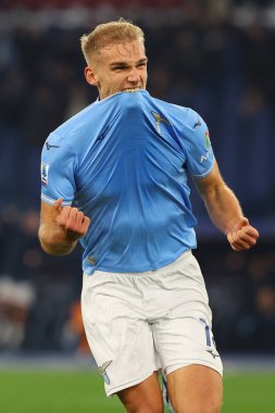 Roma, İtalya 29.12.2023: Lazio 'dan Gustav Isaksen golü 2-1 attı ve İtalya Serisi A TIM 2023-2024 futbol karşılaşmasında SS Lazio ile Roma Olimpiyat Stadyumu' nda oynanan Frosinone maçında takımla birlikte kutladı..