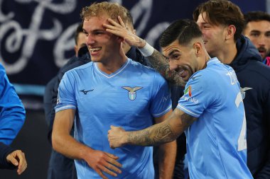 Roma, İtalya 29.12.2023: Lazio 'dan Gustav Isaksen golü 2-1 attı ve İtalya Serisi A TIM 2023-2024 futbol karşılaşmasında SS Lazio ile Roma Olimpiyat Stadyumu' nda oynanan Frosinone maçında takımla birlikte kutladı..