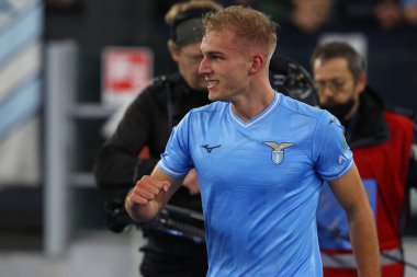 Roma, İtalya 29.12.2023: Lazio 'dan Gustav Isaksen golü 2-1 attı ve İtalya Serisi A TIM 2023-2024 futbol karşılaşmasında SS Lazio ile Roma Olimpiyat Stadyumu' nda oynanan Frosinone maçında takımla birlikte kutladı..