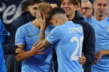 Roma, İtalya 29.12.2023: Lazio 'dan Gustav Isaksen golü 2-1 attı ve İtalya Serisi A TIM 2023-2024 futbol karşılaşmasında SS Lazio ile Roma Olimpiyat Stadyumu' nda oynanan Frosinone maçında takımla birlikte kutladı..