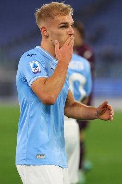 Roma, İtalya 29.12.2023: Lazio 'dan Gustav Isaksen golü 2-1 attı ve İtalya Serisi A TIM 2023-2024 futbol karşılaşmasında SS Lazio ile Roma Olimpiyat Stadyumu' nda oynanan Frosinone maçında takımla birlikte kutladı..