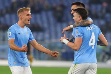 Roma, İtalya 29.12.2023: Lazio Patriği İtalyan Serie A TIM 2023-2024 futbol karşılaşması sırasında Lazio 'lu Gustav Isaksen ile Roma Olimpiyat Stadyumu' nda SS Lazio ile Frosinone karşılaşmasını kutladı..