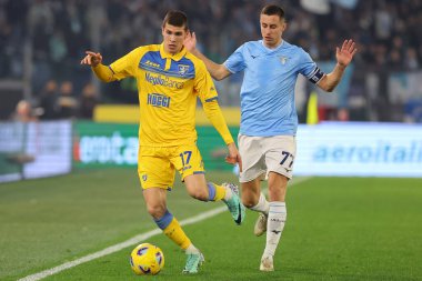 Roma, İtalya 29.12.2023: Frosinone 'den Giorgi Kvernadze, Lazio' dan Adam Marusiç İtalyan Serie A TIM 2023-2024 futbol karşılaşması sırasında Roma 'daki Olimpiyat Stadyumu' nda SS Lazio 'ya karşı Frosinone.