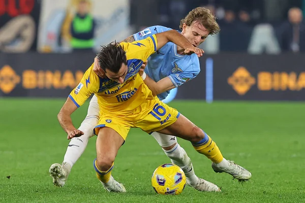 Roma, İtalya 29.12.2023: Frosinone 'den Luca Garritano, Lazio' dan Nicolo Rovella İtalyan Serie A TIM 2023-2024 futbol karşılaşması sırasında Roma Olimpiyat Stadyumu 'nda SS Lazio' ya karşı Frosinone.