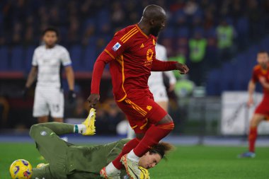 Roma, İtalya 07.01.2024: Romanlardan Romelu Lukaku, Atalanta 'dan Marco Carnesecchi İtalya Serie A TIM 2023-2024 şampiyonasında, AS Romanları Atalanta' ya karşı Roma Olimpiyat Stadyumu 'nda oynanan futbol karşılaşması.