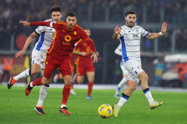 Roma, İtalya 07.01.2024: Atalanta 'dan Koopmeiners, Romanlardan Lorenzo Pellegrini, Atalanta' dan Sead Kolasinac İtalya Serie A TIM 2023-2024 şampiyonasında, AS Roma 'dan Atalanta' ya karşı Roma Olimpiyat Stadyumu 'nda oynanan futbol karşılaşması.